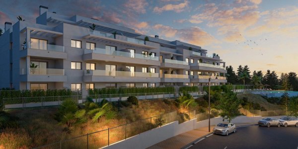 Buitenkant van een modern 3-slaapkamer appartement in Mijas, met tuinen en nabijgelegen zwembad onder een zonsondergang.