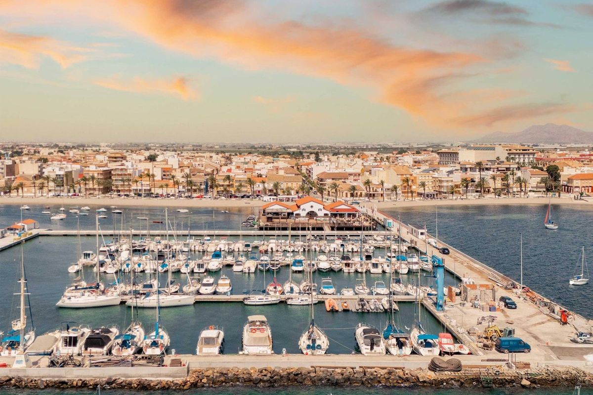 Luchtfoto van de haven van Los Alcazares, met boten en een levendige stad dicht bij de kust van Costa Calida, Spanje.
