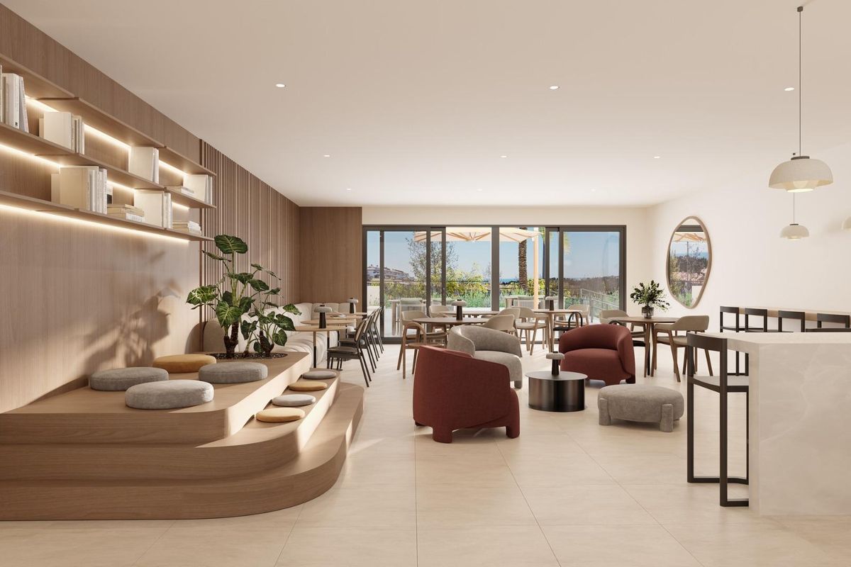 Stijlvolle gemeenschappelijke lounge met houten elementen en zitplaatsen in Mijas, Costa del Sol.