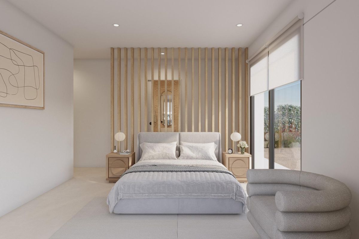 Elegante master bedroom in de villa, met een houten accentmuur en een gezellige sfeer.