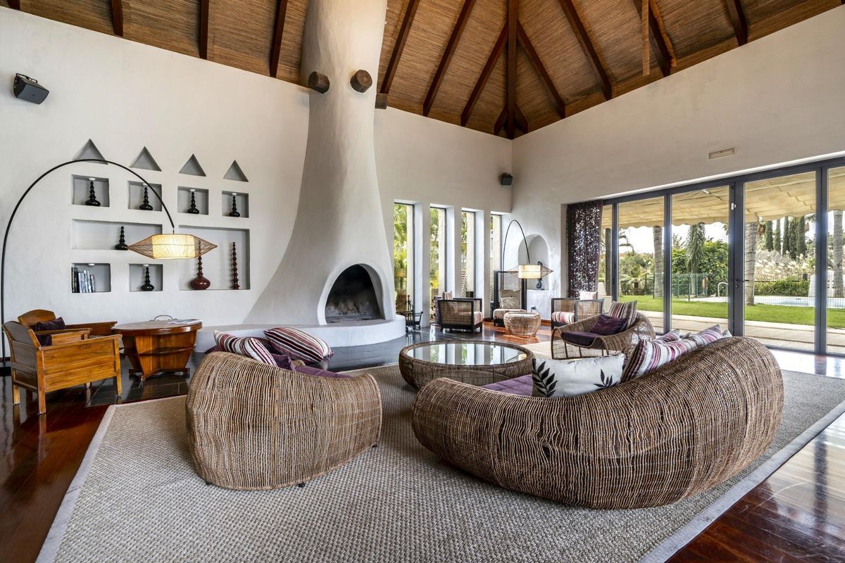 Stijlvolle woonkamer met unieke decoratie in een 5-slaapkamer villa in Estepona, Costa del Sol.