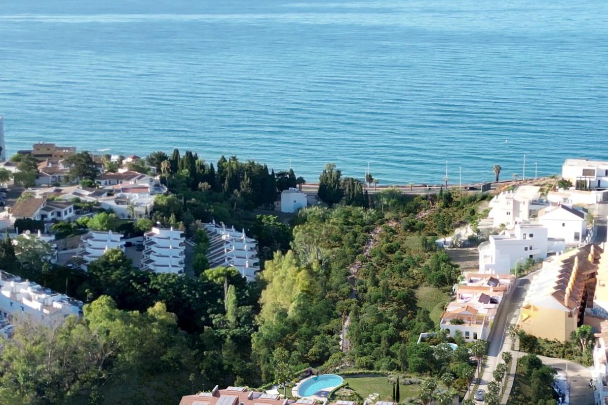 Adembenemend uitzicht op het woningcomplex met uitzicht op zee en weelderige tuinen in Benalmádena, Costa del Sol.