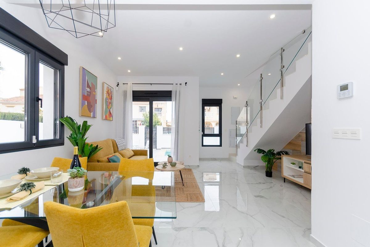 Open woonkamer en keuken in een 3-slaapkamer villa, toont modern ontwerp in Torrevieja.