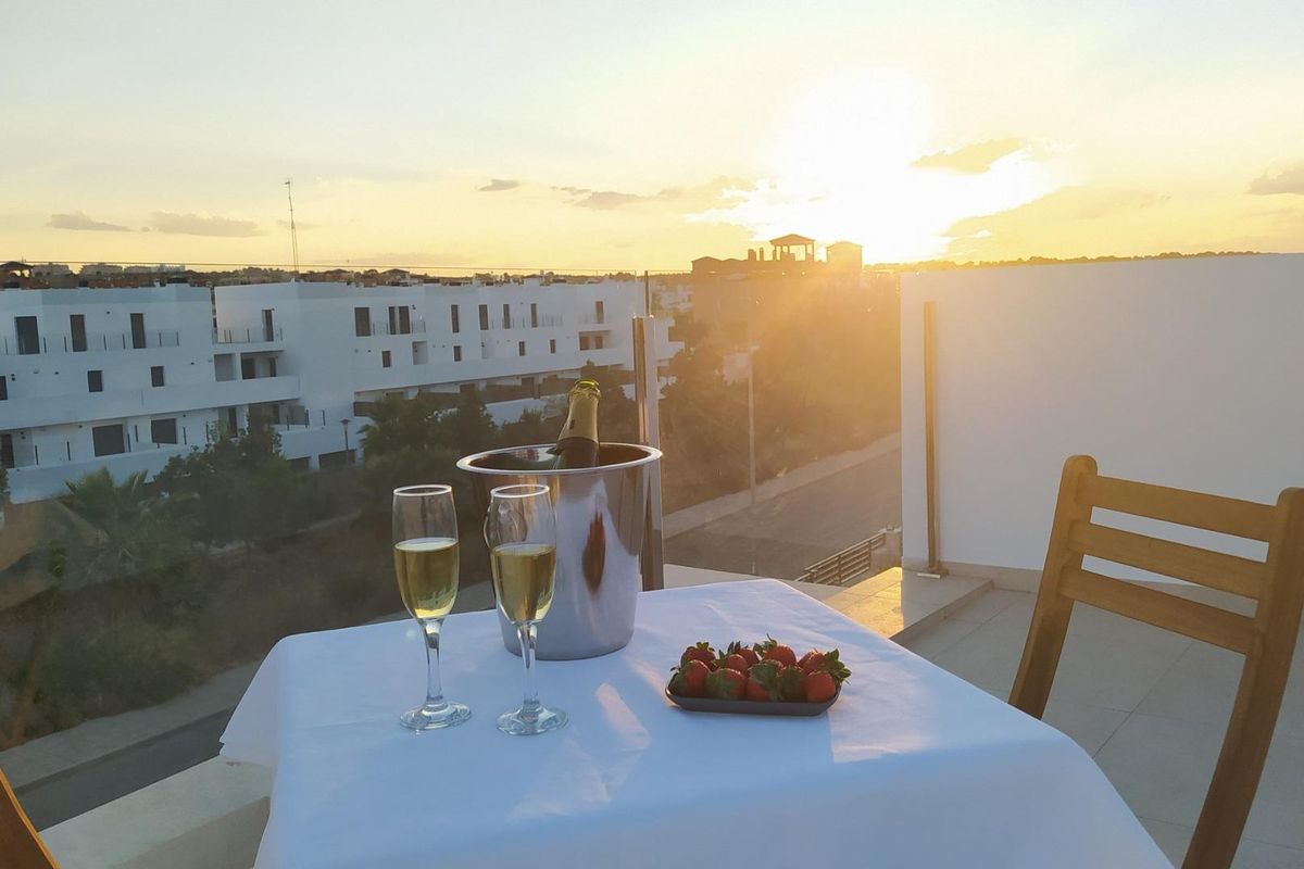 Adembenemend uitzicht op de zonsondergang vanaf het terras van een villa, ideaal voor ontspanning in Orihuela Costa.