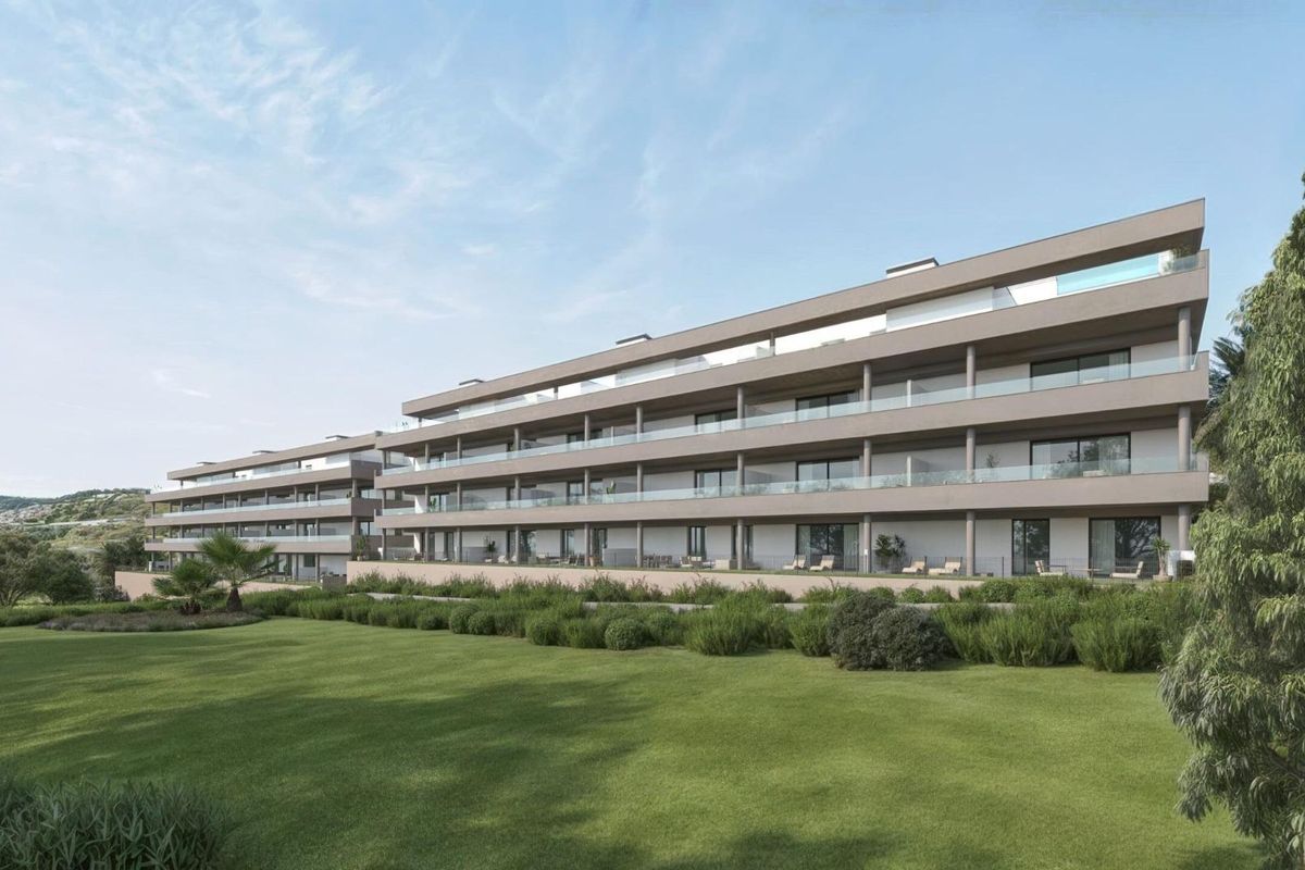 Modern gebouw exterieur in Estepona, met weelderige tuinen en buitenruimtes rondom het pand.