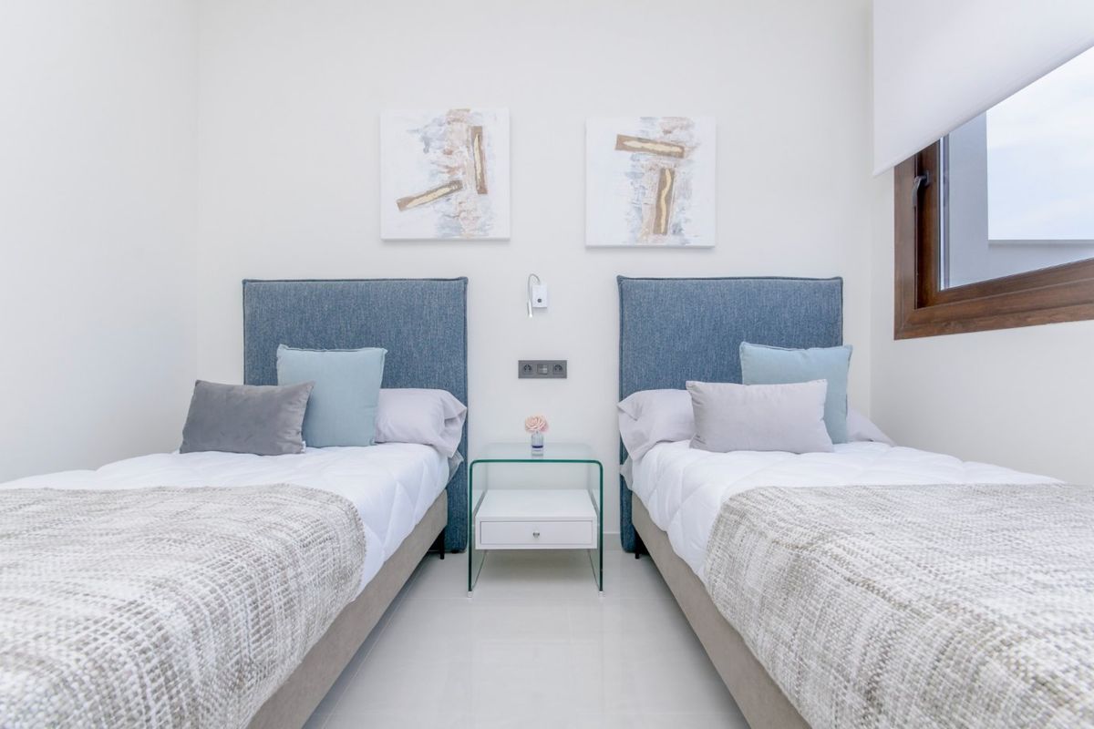 Tweepersoons slaapkamer in een 2-slaapkamer appartement in Torrevieja met moderne esthetiek en een vredige ambiance.
