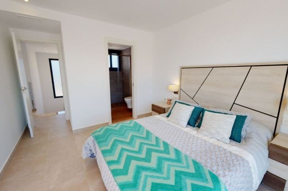 Heldere slaapkamer in een 3-slaapkamer villa met eigen badkamer in La Nucia, Costa Blanca. Neutrale decor maakt het welkom.