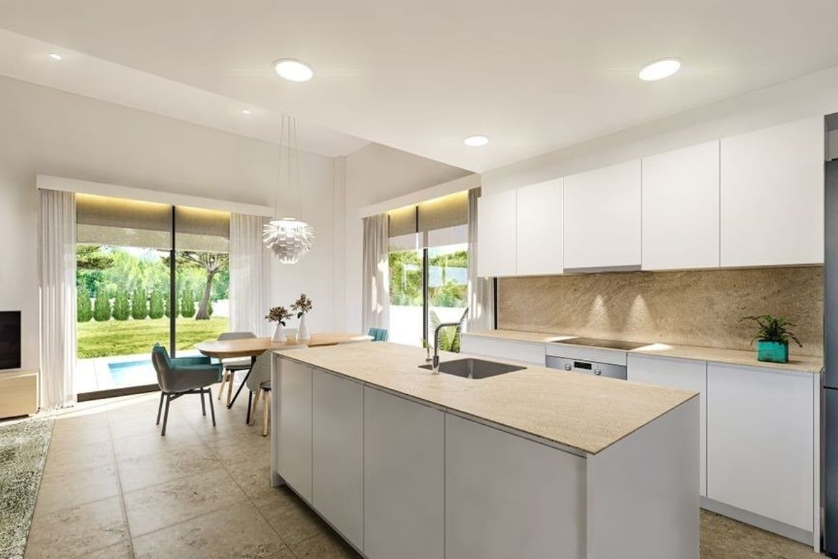 Moderne keuken in de villa met open indeling en uitzicht op de buitenruimte in Finestrat, Spanje.