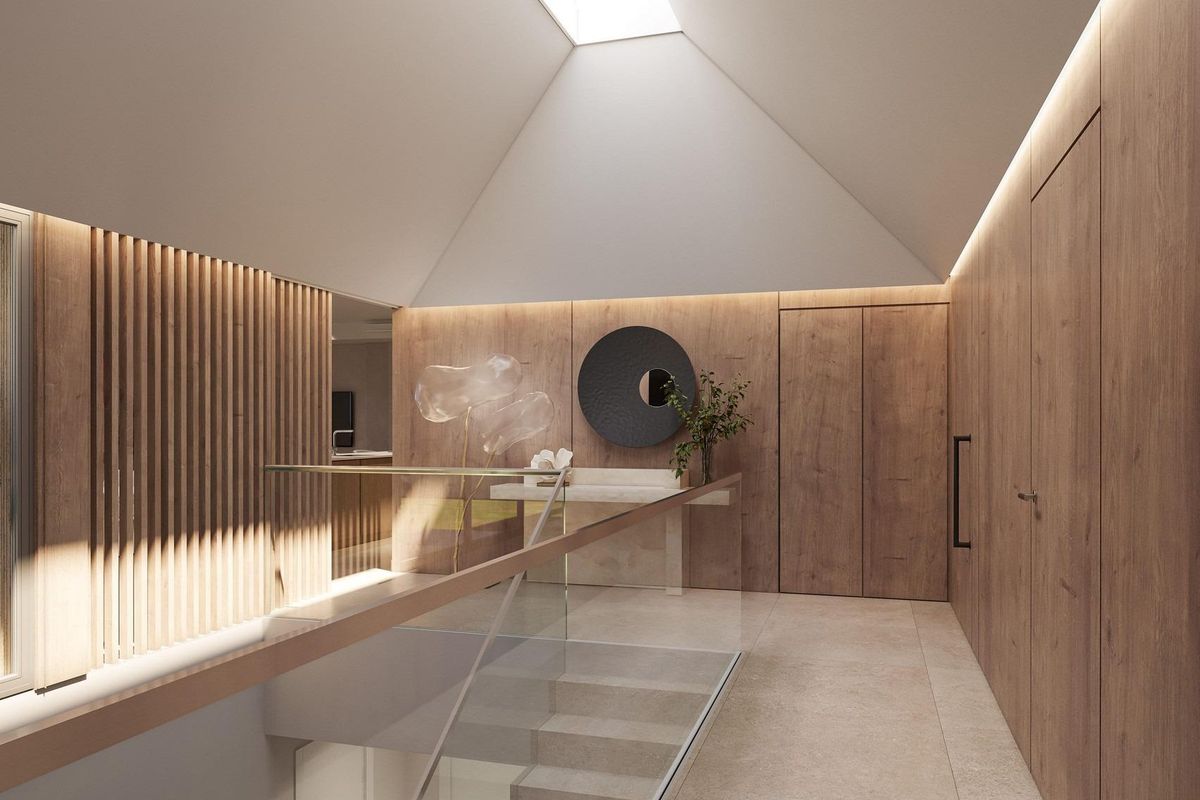 Ruime gang met natuurlijk licht en houten accenten in een 4-slaapkamer villa in Estepona, Costa del Sol.