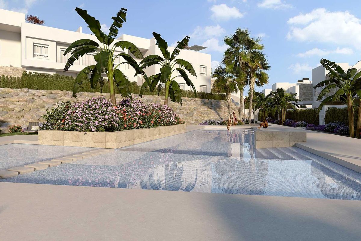 Buitenzwembad omringd door weelderige planten en bloemen in Algorfa, perfect om te ontspannen.