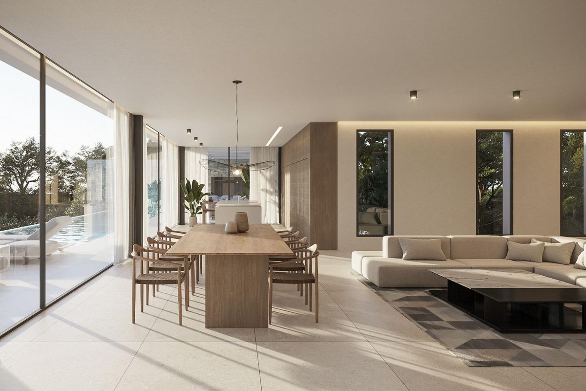 Luxe woonkamer met grote ramen