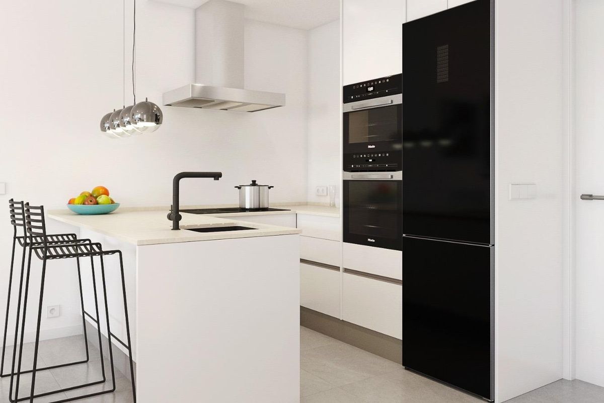 Strakke keuken van een townhouse in Pilar de La Horadada, met moderne apparaten en een schoon ontwerp.