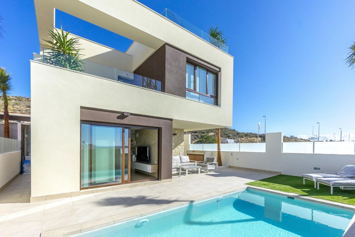 Moderne 3-slaapkamer villa buitenkant met zwembad, gelegen in Rojales, Costa Blanca Zuid, Spanje.