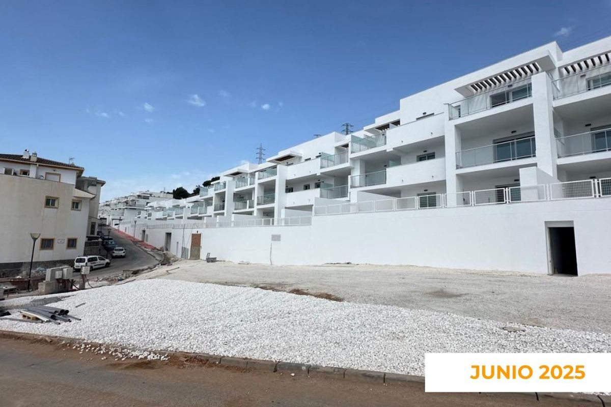 Bouwplaats van een pand in Benalmádena met nieuwe appartementen, gepland voor voltooiing in juni 2025.