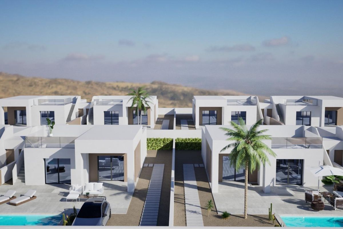 Brede luchtfoto van woningen in La Romana, Costa Blanca Zuid, met tuinen en een centraal zwembadgebied.