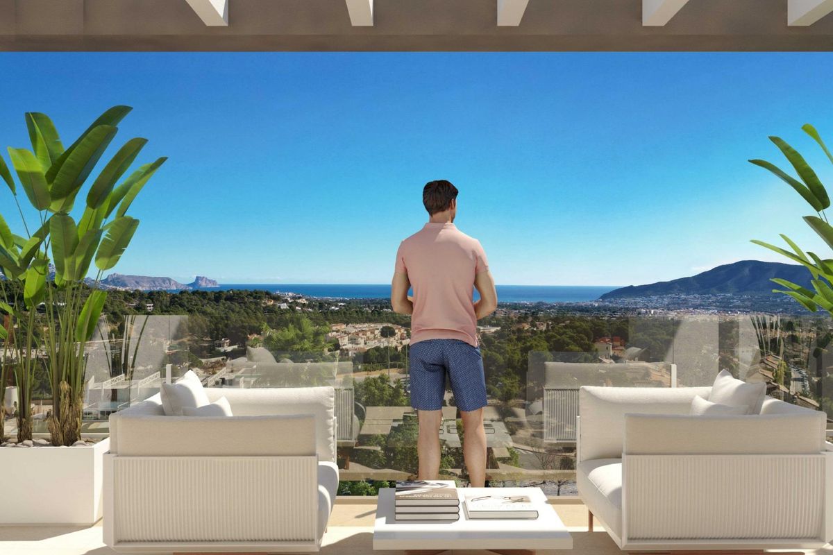 Persoon geniet van het prachtige uitzicht vanaf het terras van een La Nucia herenhuis.