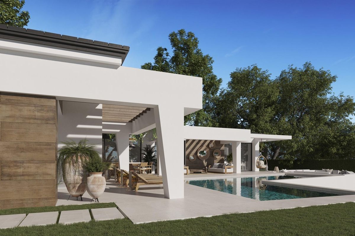 Zijaanzicht van een villa met tuin en zwembad in Marbella, Costa del Sol, met moderne architectuur.