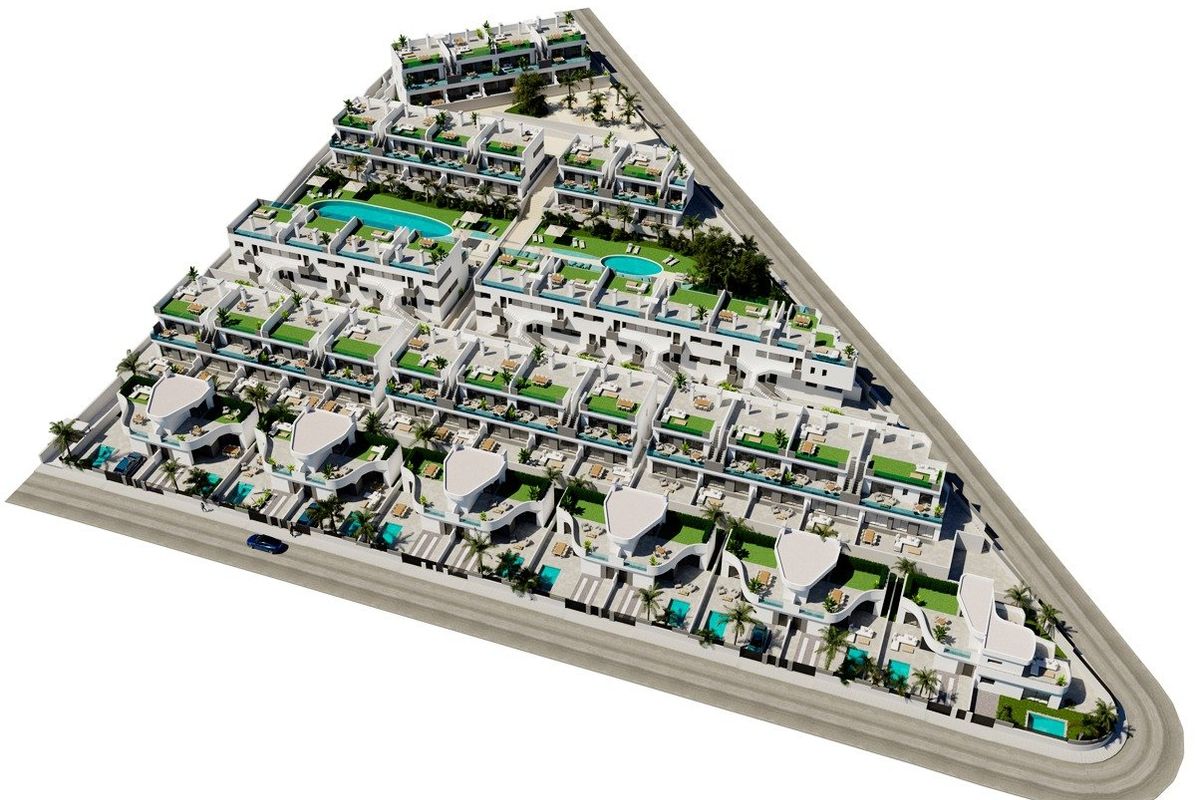 Luchtfoto van een moderne wooncomplex met een zwembad in Torrevieja, met benedenwoningen.