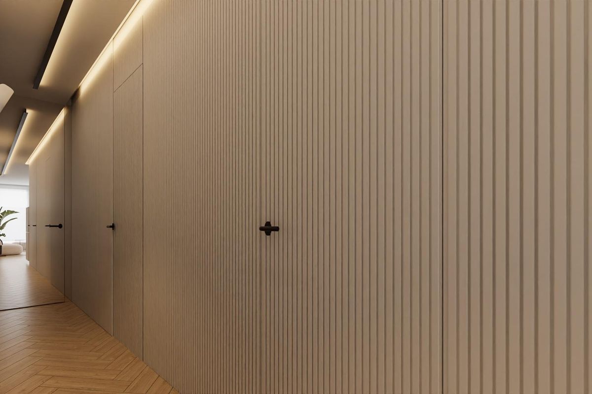 Ruime gang met moderne ontwerpelementen in een goed verlichte townhouse in Orihuela Costa.