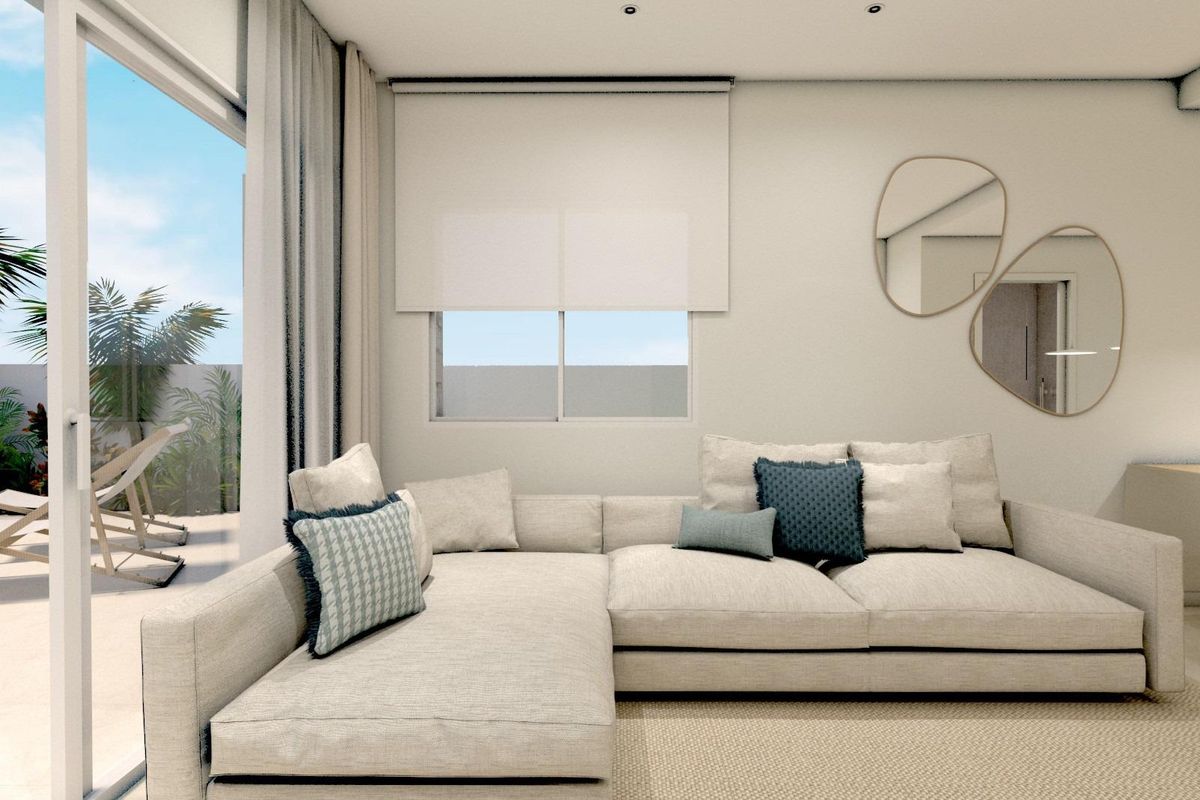 Gezellige zithoek in een 3-slaapkamer villa, met moderne meubels en grote ramen met uitzicht op een tuin in Pilar de La Horadada.