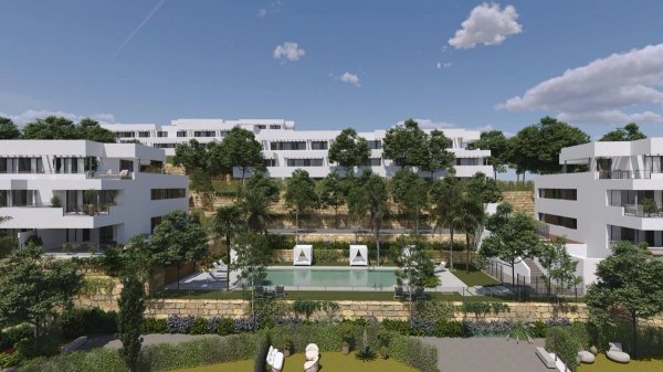 Moderne woningen met uitzicht op een gedeeld zwembad in Casares, Costa del Sol, met weelderige landscaping.