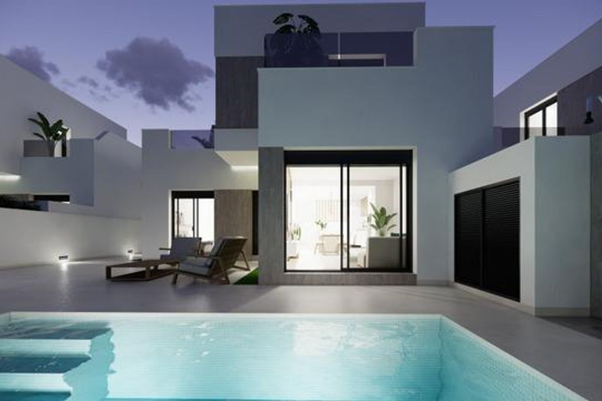 Nachtzicht van een villa met 3 slaapkamers, verlicht zwembad en modern ontwerp in San Fulgencio, Costa Blanca Zuid, Spanje.