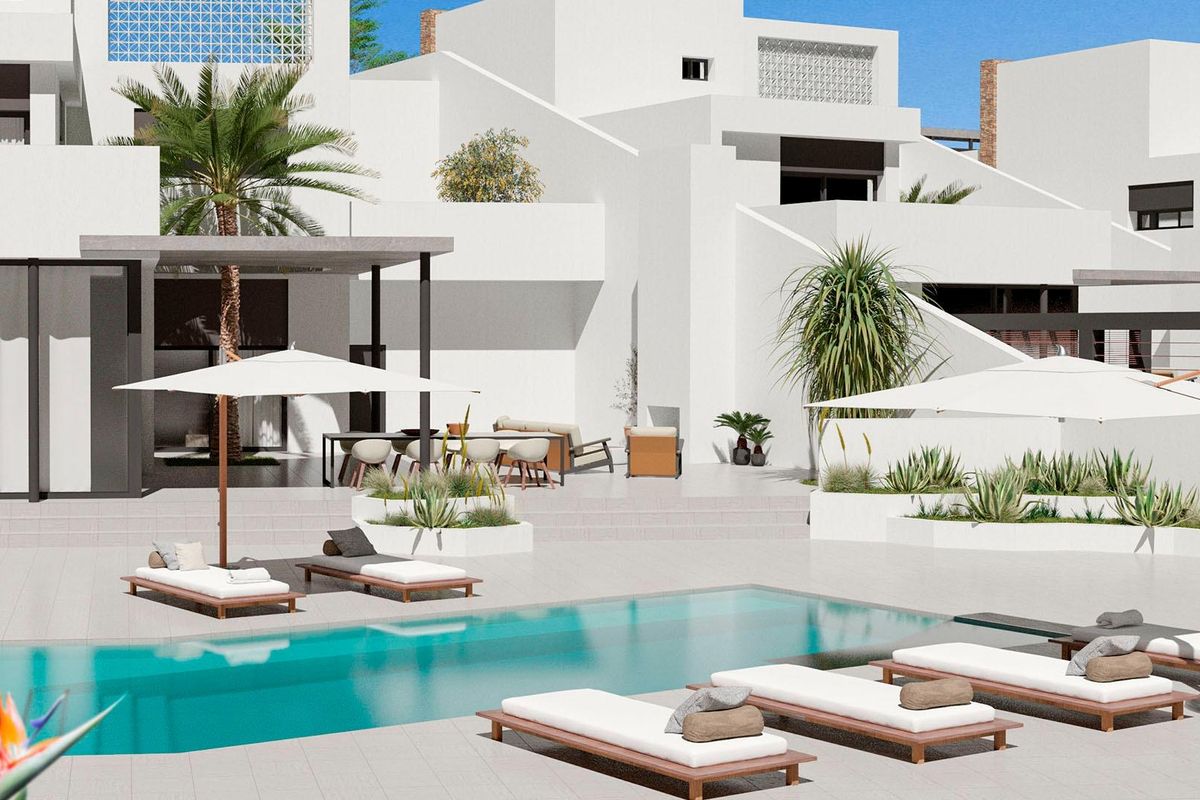 Intieme zwembadruimte van een 4-slaapkamer villa met ligbedden in San Fulgencio, Costa Blanca Zuid, Spanje.