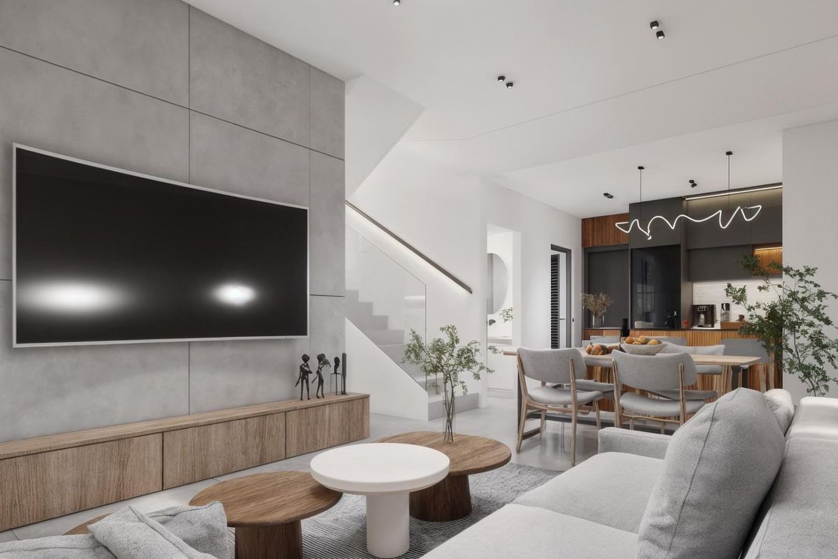 Stijlvolle woonkamer met grote tv en warme tinten in een moderne villa in Los Montesinos.