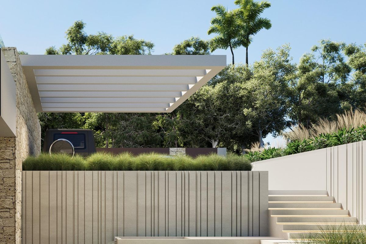 Moderne buitenkant van de villa met een zwembad en aangelegde tuin in Marbella, met elegante ontwerpen.