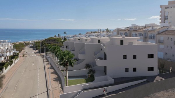 Buitenzicht op moderne bungalows in Torrevieja, met uitzicht op het strand en palmbomen.