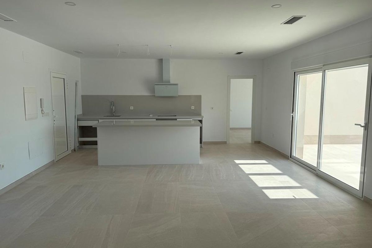 Heldere en ruime keuken in een 3-slaapkamer villa in Pinoso, Costa Blanca Zuid, Spanje.