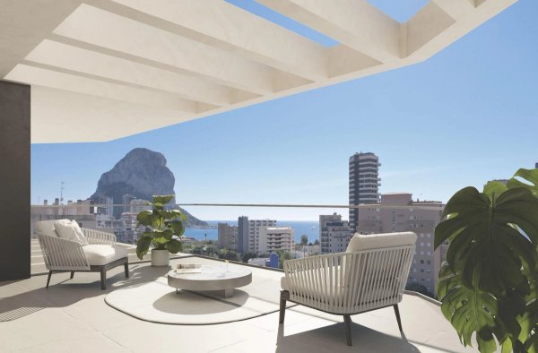 Uitzicht vanaf het terras van een moderne 3-slaapkamer appartement in Calpe met zeezicht en lokale gebouwen.