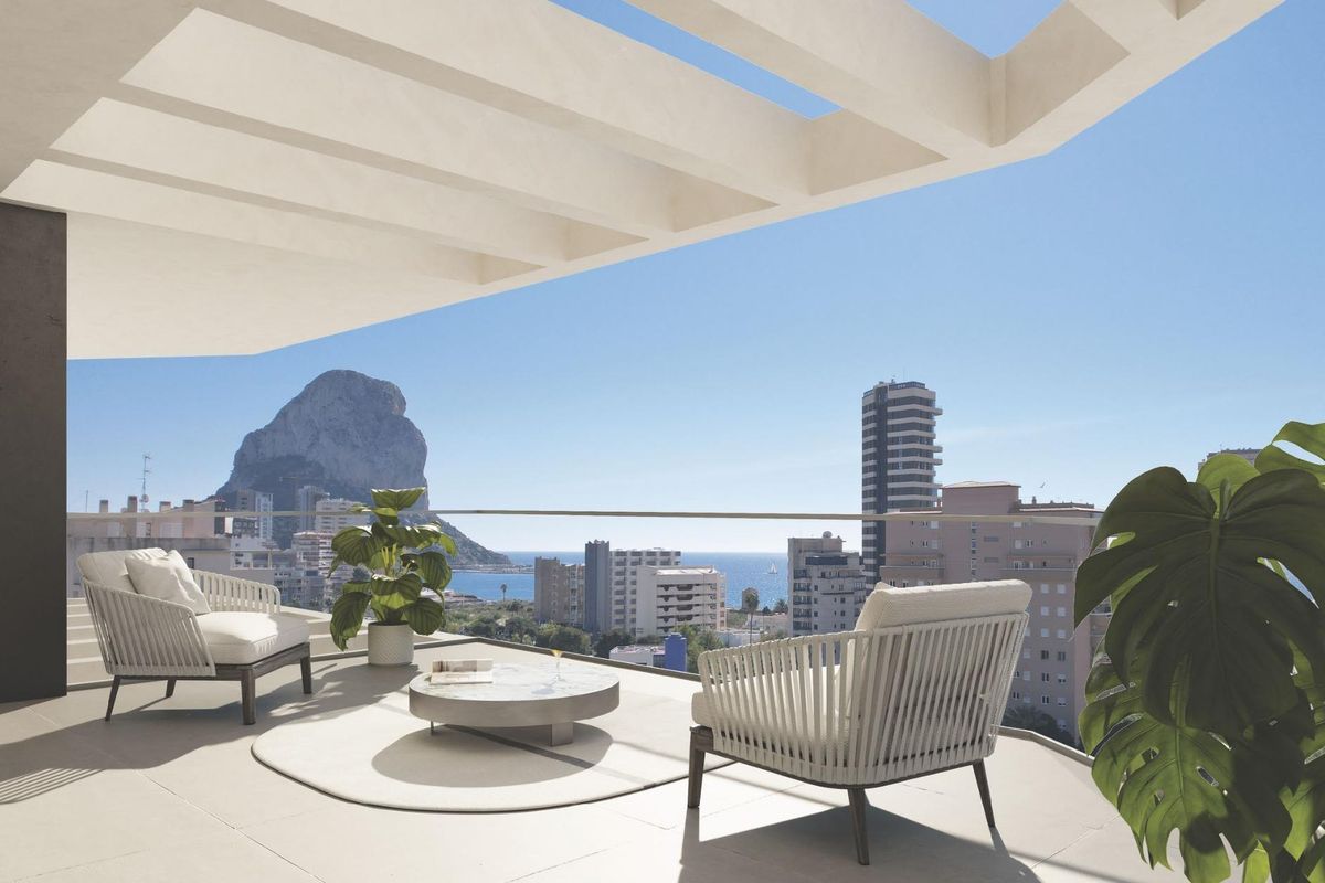 Uitzicht vanaf het terras van een moderne 3-slaapkamer appartement in Calpe met zeezicht en lokale gebouwen.