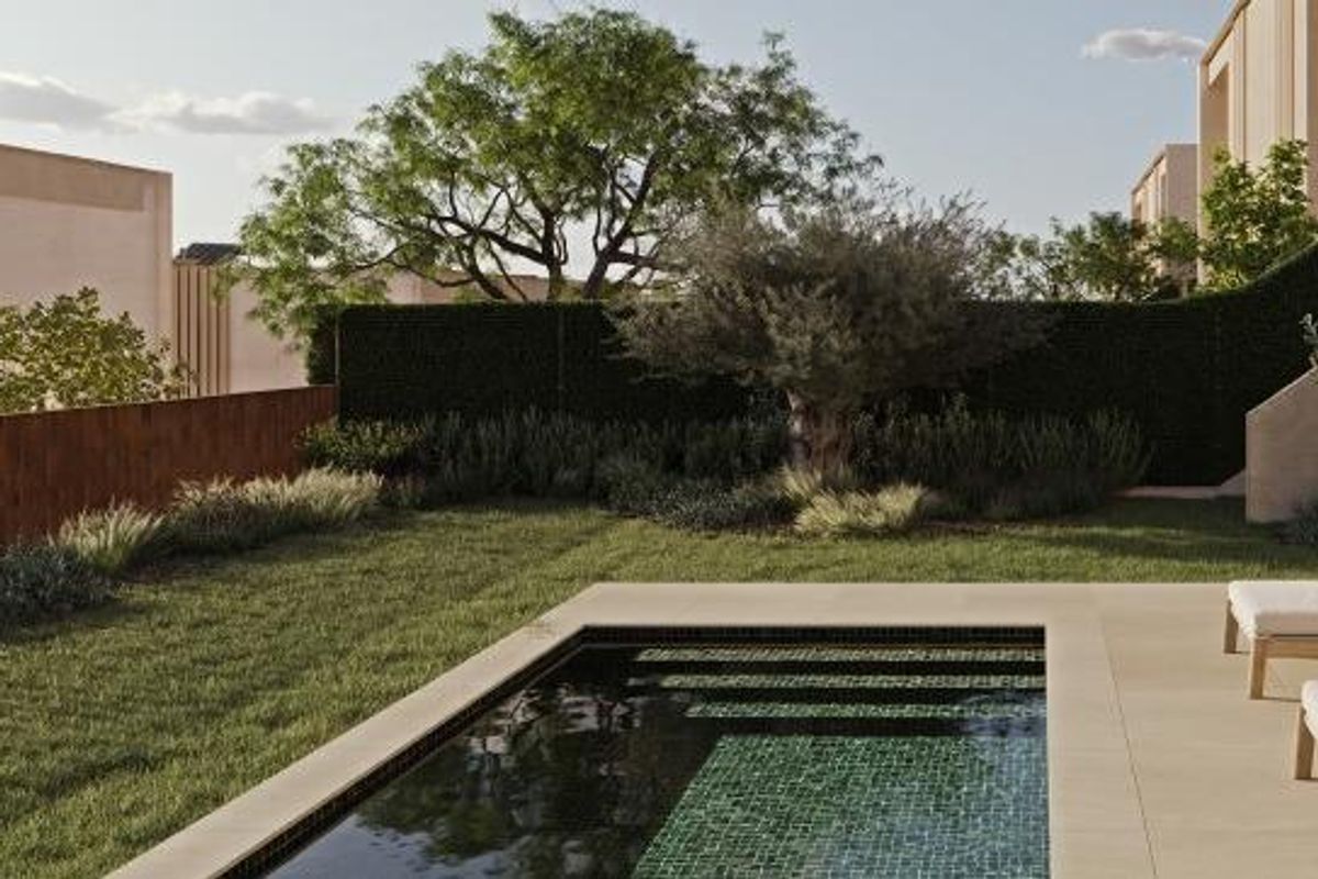 Rustige tuin in Godella met een klein zwembad, ideaal om te ontspannen temidden van het weelderige groen.