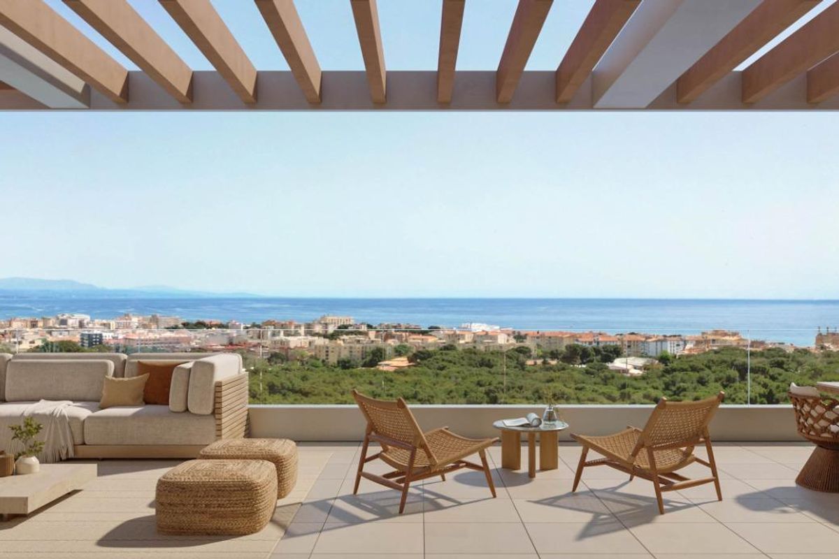 Prachtig terras met uitzicht op Torremolinos, toont kust en bergen, ideaal om te ontspannen.