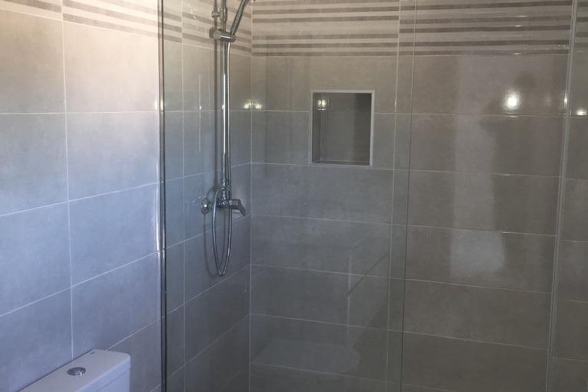 Moderne badkamer met glazen douche in een villa in Pinoso, Costa Blanca Zuid, Spanje.