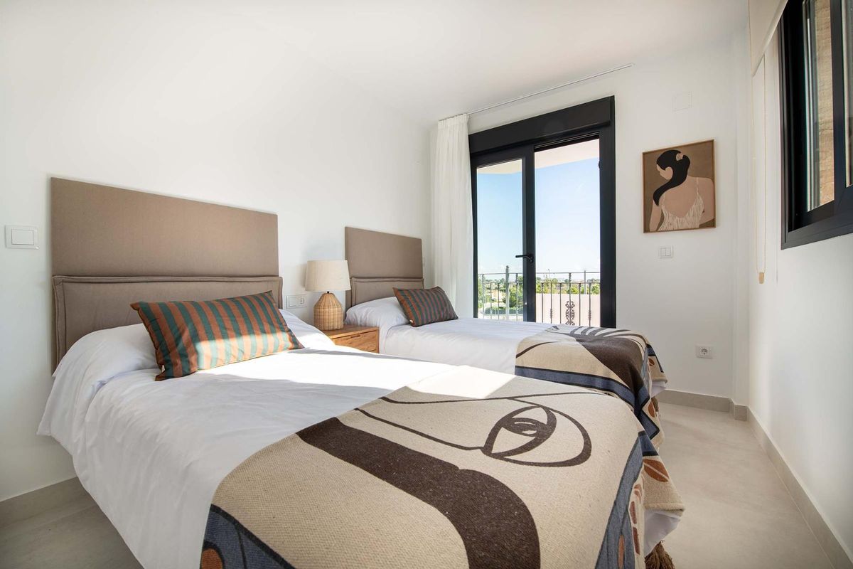 Gezellige slaapkamer met twee bedden en charmante decoratie in een 3-slaapkamer bungalow in Cox, Costa Blanca Zuid, Spanje.