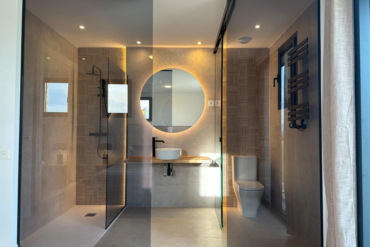 Moderne badkamer met glazen douche en stijlvolle armaturen in een dorp huis, Cuevas Del Almanzora.