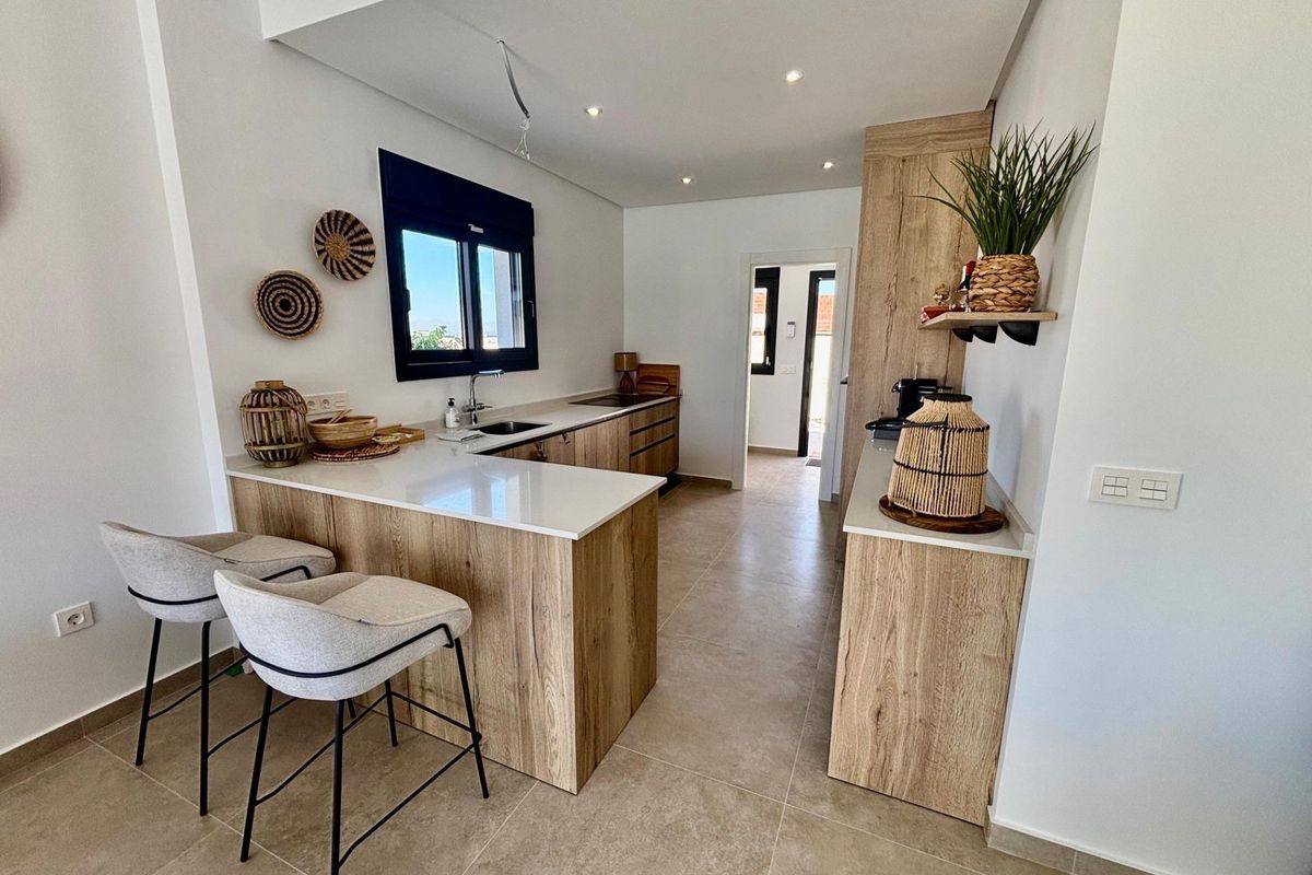 Moderne keuken eilandopstelling in de villa in Rafal, ideaal voor informeel dineren en bijeenkomsten.