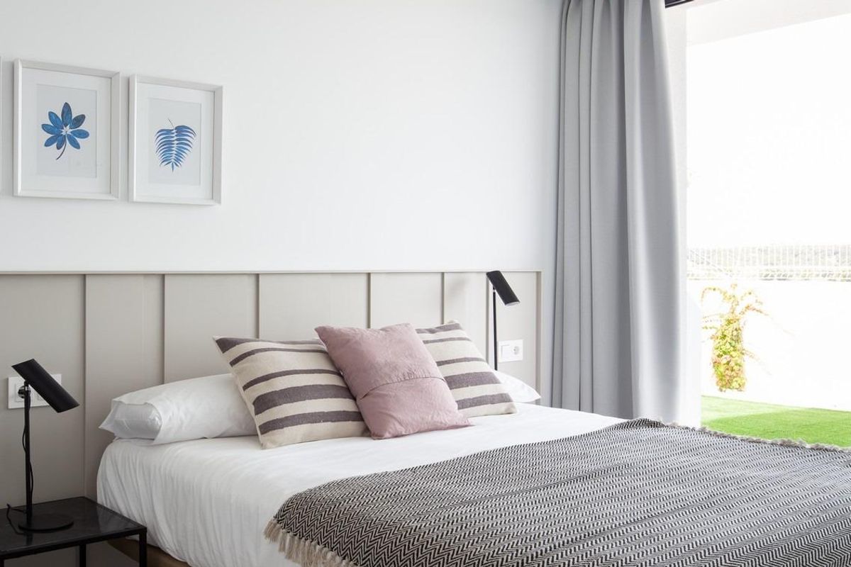 Moderne slaapkamer met twee eenpersoonsbedden en chique ontwerpelementen in een villa in Orihuela Costa.