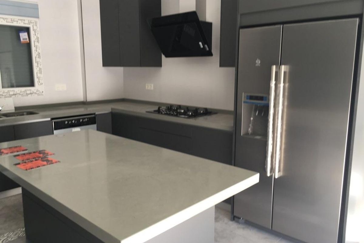 Gedetailleerd uitzicht op een stijlvolle keukenopstelling met moderne apparatuur in de villa in Pinoso, Costa Blanca South.