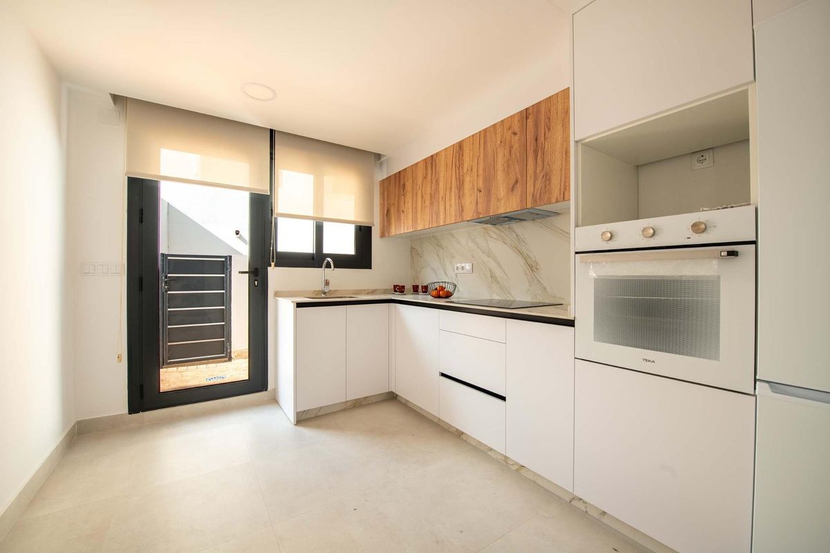 Moderne keuken met strakke inrichting en natuurlijk licht in een 3-slaapkamer bungalow in Cox, Costa Blanca Zuid, Spanje.