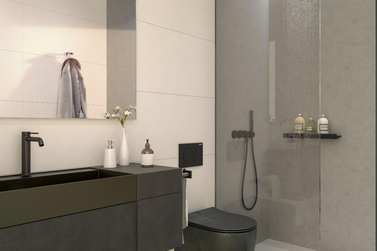 Hedendaags badkamer met stijlvolle armaturen en glazen douche in een villa gelegen in Los Alcazares, Costa Calida.