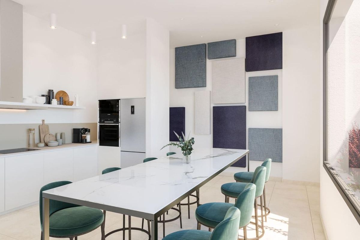 Glanzend keukenontwerp met eetruimte in een modern 3-slaapkamer appartement, Fuengirola.