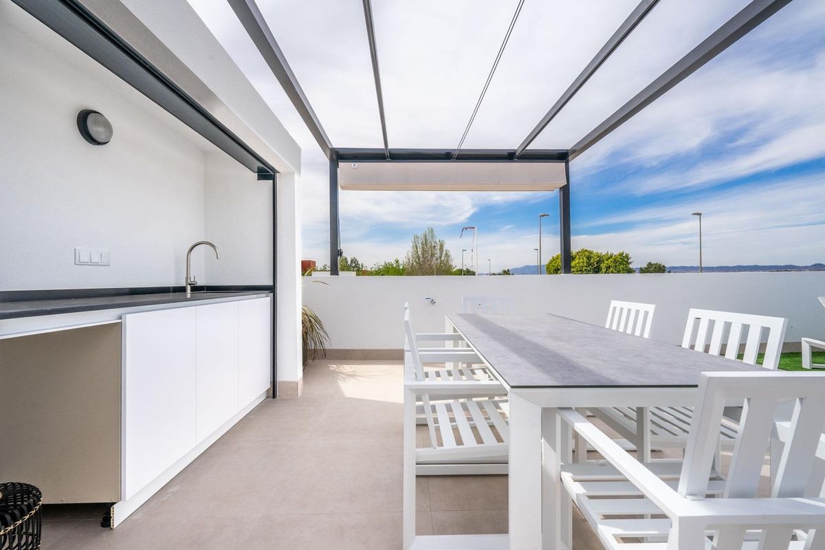 Buitenkeuken op het terras van de villa voor entertainment, gelegen in Torre Pacheco, Costa Calida.