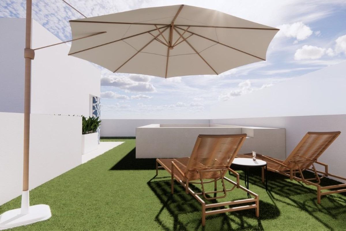 Zonnebedden onder een parasol op het terras van de penthouse in Pilar de La Horadada, perfect voor zonnebaden.