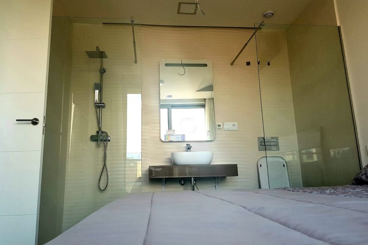 Contemporary badkamerzicht met kwaliteitsarmaturen in een 1-slaapkamer appartement in Finestrat, Costa Blanca, Spanje.