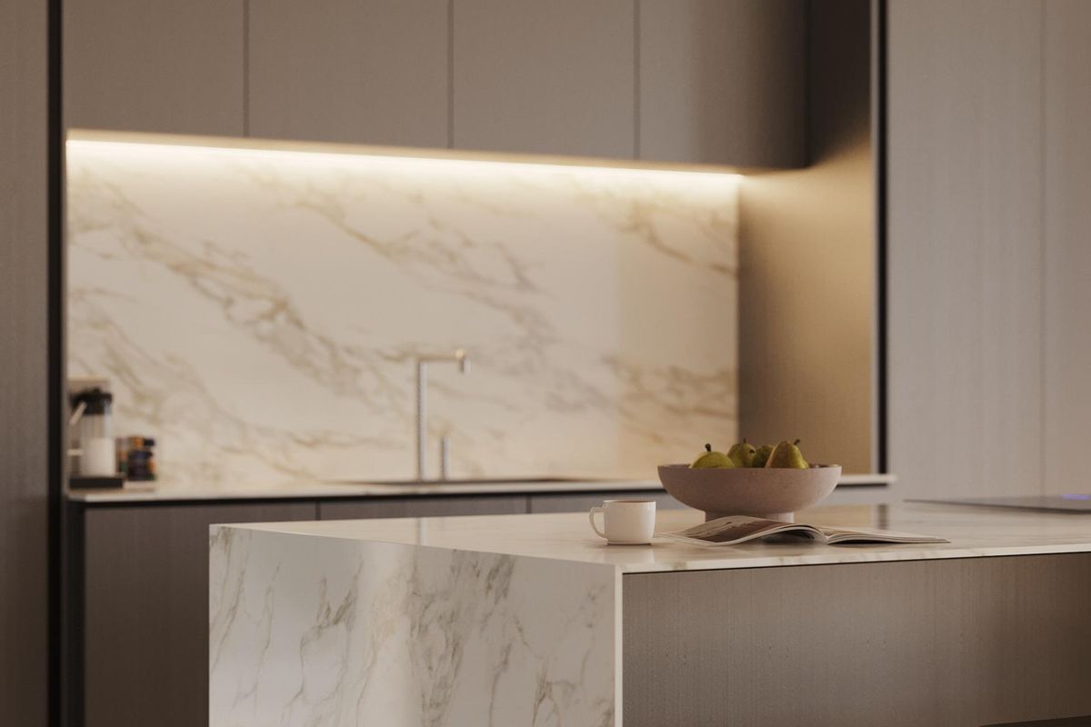 Moderne keuken met marmeren oppervlakken in een luxe 5-slaapkamer villa in Benahavís, Costa del Sol.