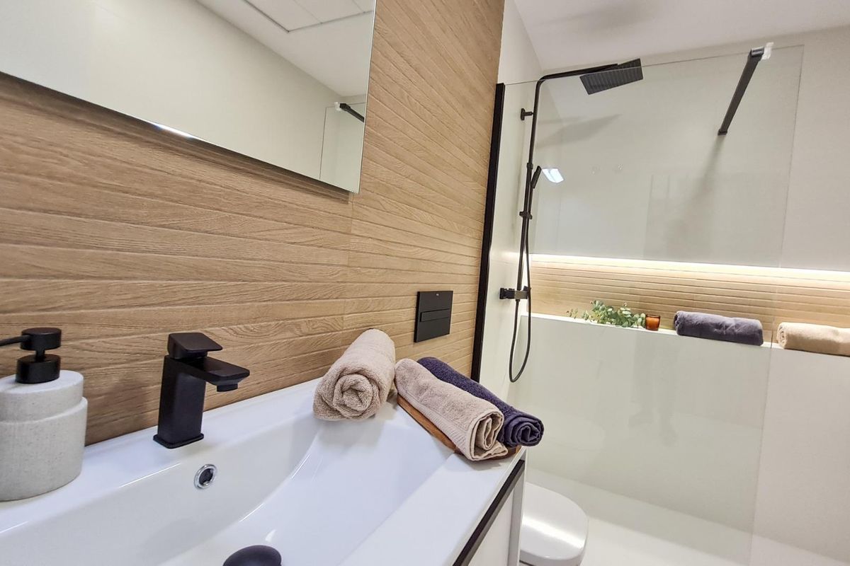 Stijlvol wastafelgebied, onderdeel van een moderne 3-slaapkamer villa in San Pedro del Pinatar, Spanje.