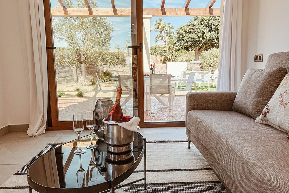 Gezellige woonkamer met bank en uitzicht op het terras in een 3-slaapkamer villa in Cuevas Del Almanzora.